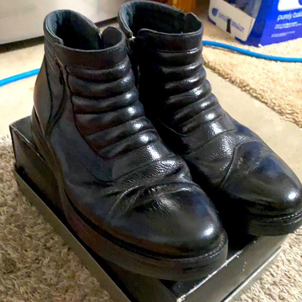 Gravity Defyer zipper boots. Black with military shine.  Very comfortable.